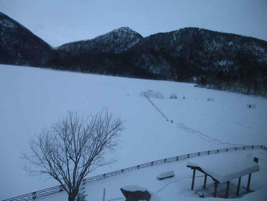 然別湖コタンがある凍った湖