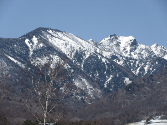 スケッチで訪ねた「まきば公園」からの三ツ頭と権現岳