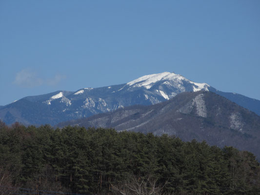 帰りがけに見た金峰山　インスタントカメラのレンズを目一杯にして撮ったが、手前の山が相似形で被り描くにはちょっと…　疲れ果てての運転で帰るのも危険なので、そのまま帰途に着く