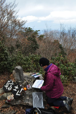 とりあえずかろうじて見えてるうちに…今ひとつの富士山を“心眼”を以って？何とか描いています