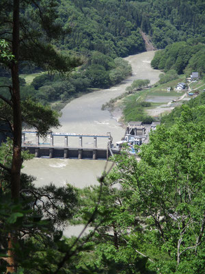 しばらく登ると犀川が眼下に見えてきた　来る時には、濁って増水した川が水しぶきを上げていて、際の道路を車で走っているだけで恐ろしかった　水は本当に怖いと思う