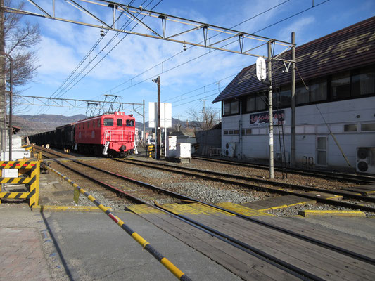 運休かと思っていたら、突然ゴーッと列車がやって来た！　貨物列車だ