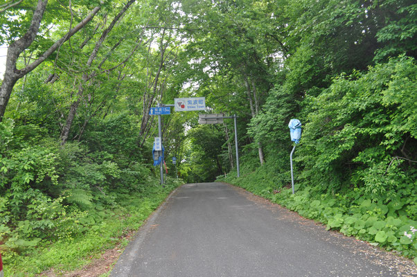 往路は紫波（しわ）ICから東へと早池峰山に向かい、途中「折壁峠」という所を通過　それまでの山道は大変悪く、本当に着くのだろうか？と途中不安に思うほど