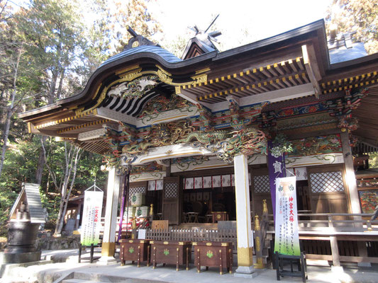 ここの社も昨年末訪ねた三峰神社同様、極彩色に改修されてとてもきれいだった