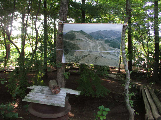 砕石で山が崩され失われている姿を写したパネル　毎月の月例山行で踏査しています