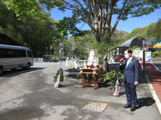 広場での神事の前に、上野村村長さん直々にご挨拶　村の熱意が伝わってくる　この後に一番大切な山開きの神事が執り行われた