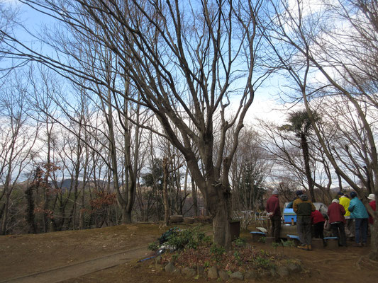 今日は恒例　新年のお楽しみ　事務局奥様手作りのお汁粉が戴けます！　つまりこの為にせっせと登りスケッチもして来たようなもの