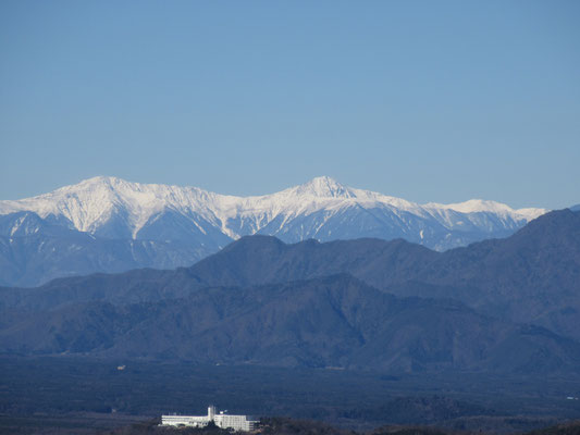 こちらは白峰三山の間ノ岳と北岳　右端には仙丈ヶ岳が見える