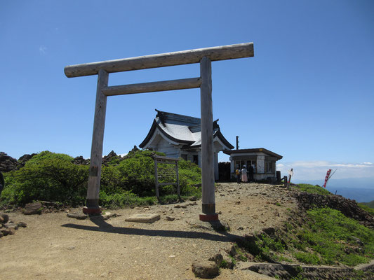 山頂の刈田嶺神社 奥宮　遠刈田の町に刈田嶺神社の里宮があり、対になっっているとのこと　なぜ「蔵王」というのかと思っていたら、この両宮が祀っていた蔵王権現に由来するとのこと