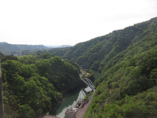 見下ろすと先ほど歩いてきた場所がずっと下の方