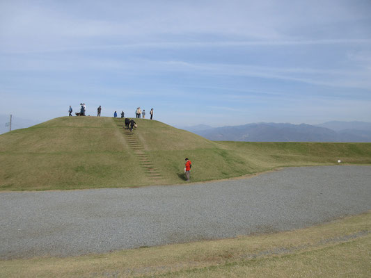 次なるポイントはロッジ山旅の長沢さんから教えてもらった名所　「笛吹市八代ふるさと公園」へ　ここには古墳があり、その上からの展望はすこぶるいい　この上でスケッチ