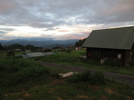 夕焼けに染まる空　写っている山荘が前回お借りした棟