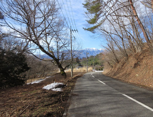 韮崎駅で迎えの「山旅号」に乗せてもらい、まずは下山ポイントの深田記念公園に車回収用の自転車をデポし、登山口まで下る　