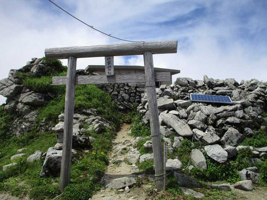 本山小屋の脇にある飯豊山神社