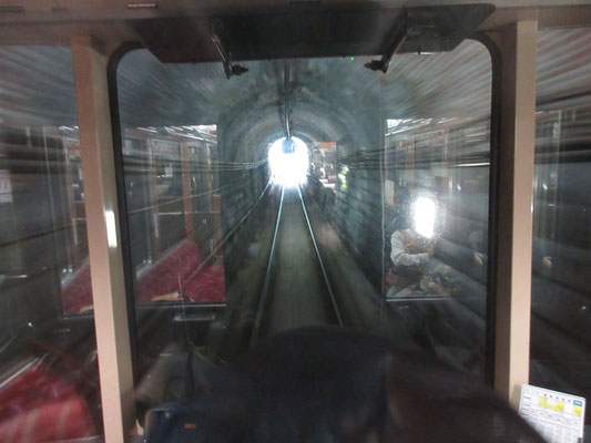 幾つものトンネルを抜けるが、100年前に造られたそのままでレンガも当時のものと車内解説放送で言っていた