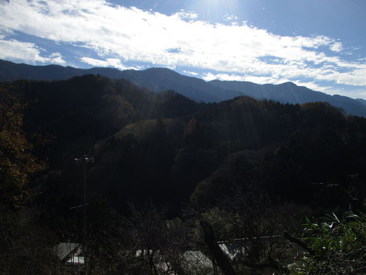 逆光で丹沢山塊