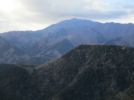 荻野高取山の先にある発句石から望む大山