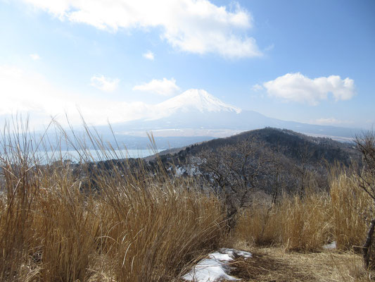 大平山への縦走路が続く途中の平尾山で休憩　ここでのスケッチは、やはり富士山ではなく手前の何ということもない大平山を描く