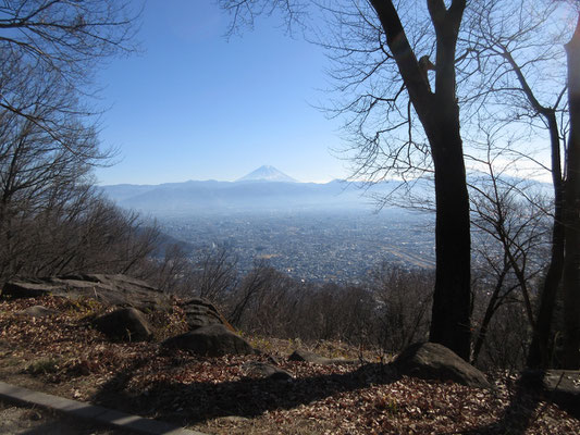 前回訪ねた「西の平展望広場」まで足を伸ばし、富士山を見る