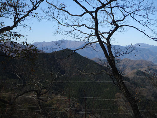 中央線を挟んで向こう側の権現山の稜線　右端の奥に見えるのは奥多摩の三頭山