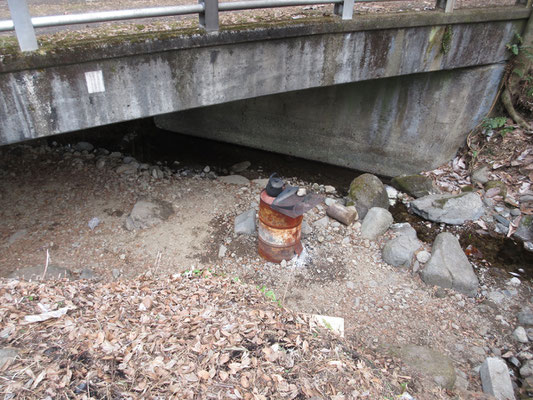 下山後に通過する、猟師たちの溜まり場　午前中に一発銃声を聞いたが、今日は収穫もなかったのか…すでに誰も居なかった