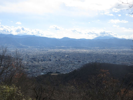 左の空のモクモクの中が富士山 右のモクモクの下は天子山塊
