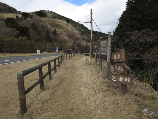 再び、湖尻峠　たまに通り過ぎる車が、人影を見て不思議そうに行く