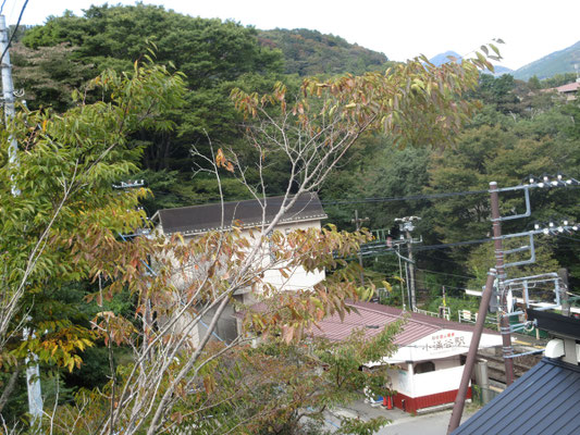 満員ギューギューだった車両を小涌谷駅で降りて歩き出す 私たち以外、誰も降りなかった