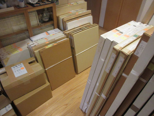 作品以外にも、販売用の画文集の本やカレンダー、一筆箋、絵葉書など紙の製品は重い　また会場で使用する小物など展覧会アイテムの準備もいろいろ