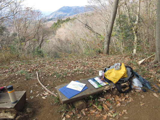 お弁当を食べて、さっそくスケッチ開始　ここからは多分、富士山も見えるのだろうが、当日は見えず　でもいつも見ているので、全然構わない　