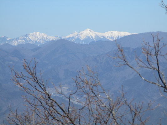 目を移せば南八ヶ岳の連なりも見える