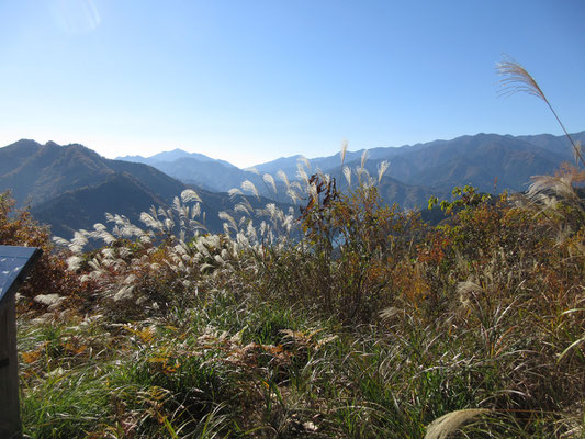 十分に山頂での時間を楽しみ、下山開始