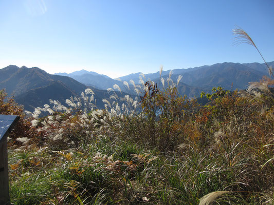 十分に山頂での時間を楽しみ、下山開始