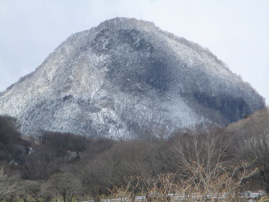 峠から望遠で見た榛名富士脇の烏帽子岳　雪がつくと立派な様子になる