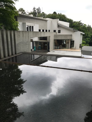 こんな近代的な洒落た建物　そこは賢治研究者・愛好者が交流し、情報を発信する拠点施設と言う説明
