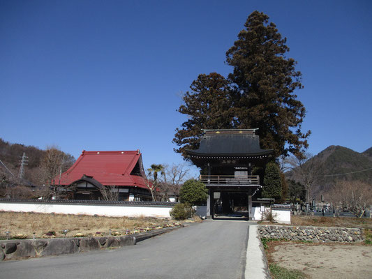 本堂への入り口、山門