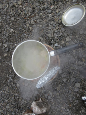 鍋もあっという間に半分平らげてしまう　鶏団子の野菜中心の鍋