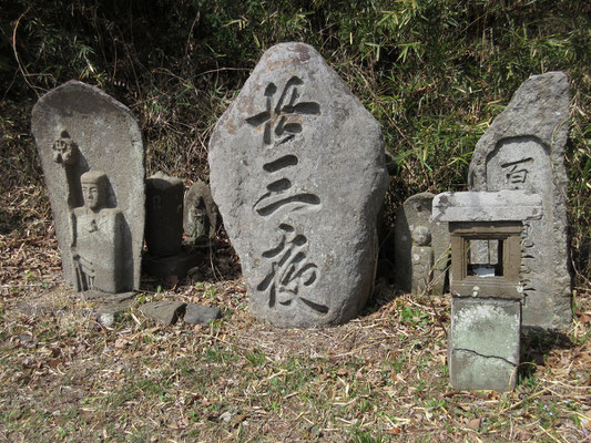 コンビニから少し行くとこんな廿三夜塔や道祖神がまとまっていた