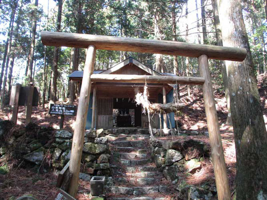 山頂直下の白光神社