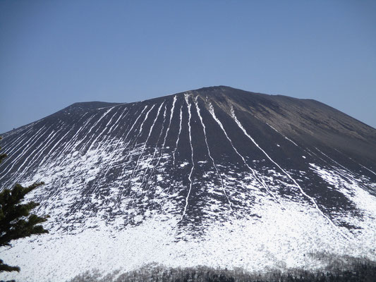 黒斑山山頂から、真正面に浅間山