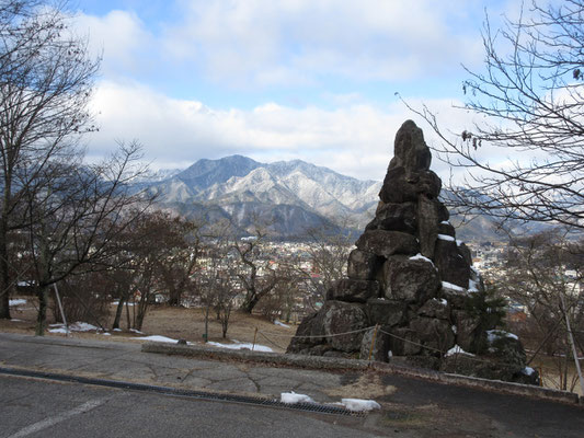 大町山岳博物館駐車場に着く頃には高い山はまだ雲に包まれた世界