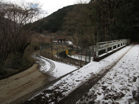 深良水門に戻る　点検用に来た車の轍だろう