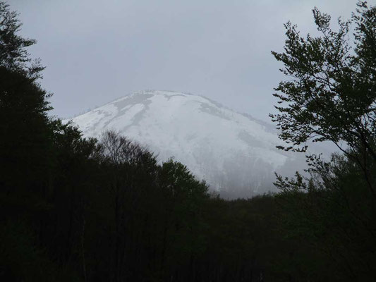 静かな残雪の八甲田山