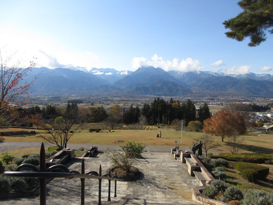 展望美術館というくらいなので、この展望 しかしどちらかというと有明山の存在感が大きく、後方の後立山が主役にならない構図