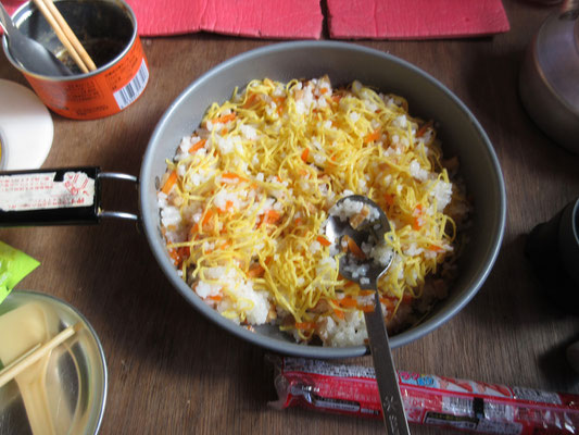 今宵のメニューはちらし寿司　付属に吉野家の牛丼缶詰というのを食べてみたが（非常食の買い置きの賞味期限で持参）これはもう買わないと思った　〜下山以降は「その３」に続く