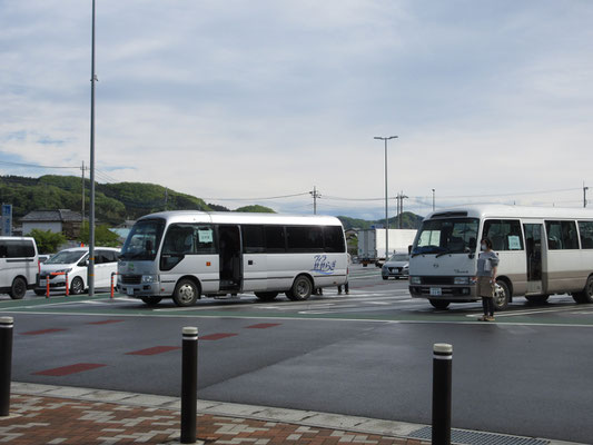 上野村へは高崎駅からバスで約一時間半　朝7：30に高崎駅集合で送迎してくれる