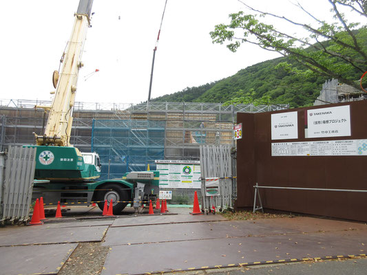 大工事なので、反対側の飯場も大変立派なものがあり驚く　まるで簡易ホテルのようだと思ったら、どうやら宿泊できる個室の飯場のようだった