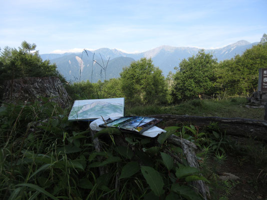 何をするでもなく、スケッチ三昧　この日は朝暗いうちから次々と登山者が登ってきて、峠も賑やかだった