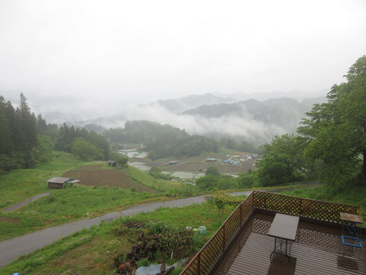 翌早朝はまだ霧の流れる様子が美しく、雨よけのテラスよりスケッチができた　最後まで描くことができ、大満足の旅でした