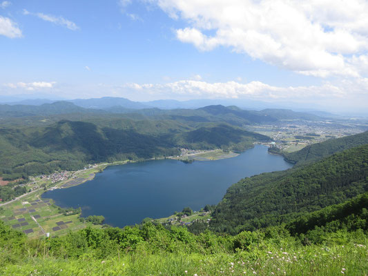 スケッチとお弁当タイムを過ごした後、反対側まで山上の道を走らせると木崎湖を見下ろす展望地に行き着く